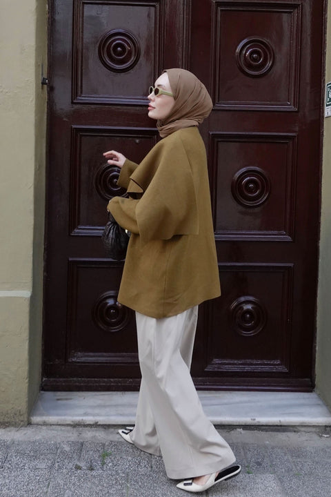 Hilal Küpeli'nin Tercihi Şal Detaylı Triko Hırka