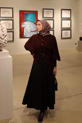 Feyza Hakyemez’in Tercihi Pelerinli Hırka & Skuba Etek