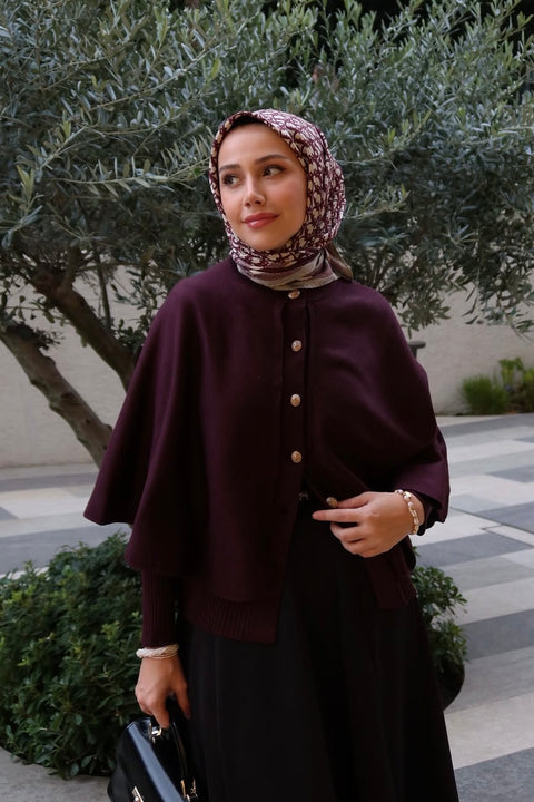 Feyza Hakyemez’in Tercihi Pelerinli Hırka Bordo & Volanlı Skuba Etek