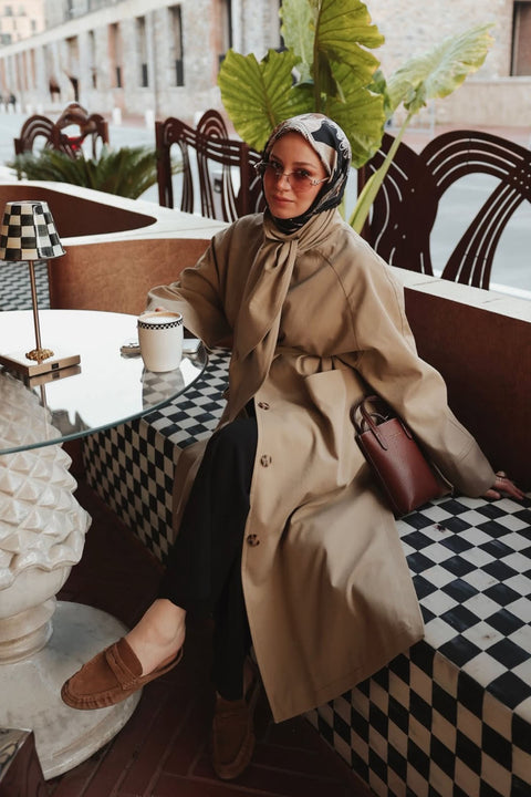 Zehra Selvi'nin Tercihi Yüksek Yüksek Yaka Oversize Trençkot-Camel