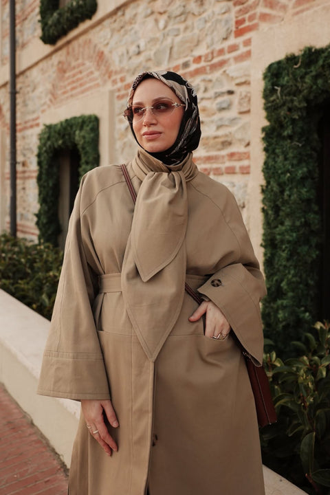 Zehra Selvi'nin Tercihi Yüksek Yüksek Yaka Oversize Trençkot-Camel
