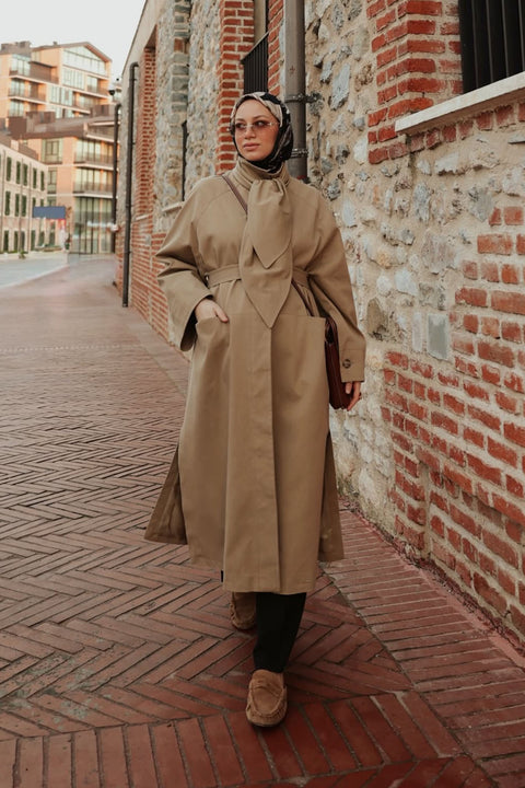 Zehra Selvi'nin Tercihi Yüksek Yüksek Yaka Oversize Trençkot-Camel