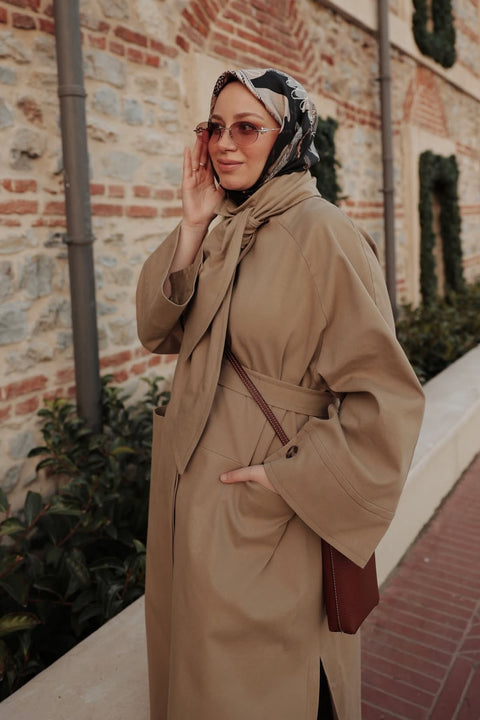 Zehra Selvi'nin Tercihi Yüksek Yüksek Yaka Oversize Trençkot-Camel