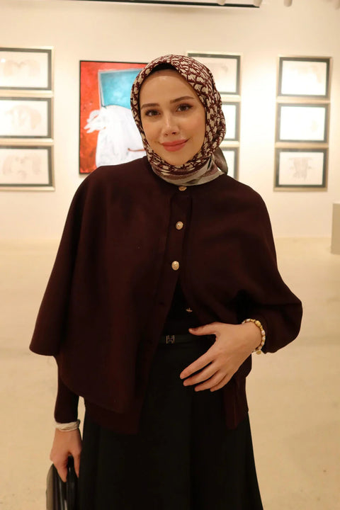 Feyza Hakyemez'in Tercihi Pelerinli Triko Hırka