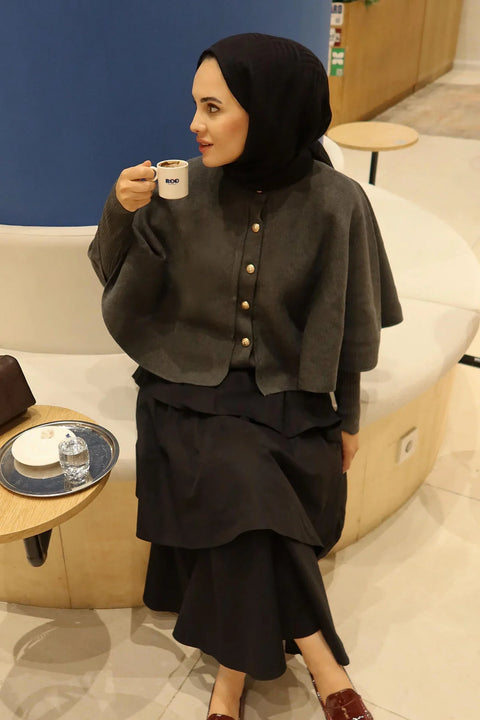 Merve Nur Akyüz'ün Tercihi Pelerinli Triko Hırka