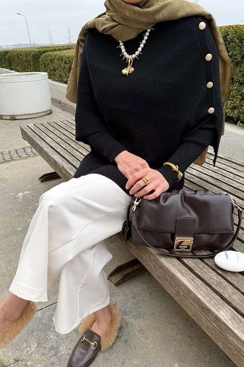 Tuğba'nın Tercihi Gold Düğmeli Pelerinli Triko Kazak-Siyah