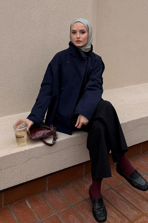 Özge Şener'in Tercihi Dik Yakalı Kısa Trençkot